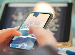 Inversor revisando la transferencia de fondos y el proceso transparente de retiro