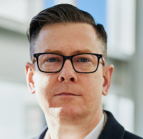 Retrato de Alexander Hughes, CEO y ejecutivo de una empresa de trading de criptomonedas