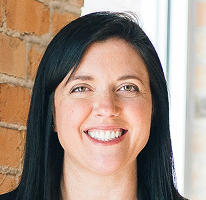 Retrato de Sophie Hartwell, líder de atención al cliente del equipo de servicio